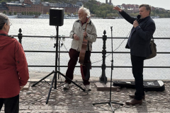 Stadsvandring i Olles fotspårRiddarholmen, TaubeterrassenNils Assarson visan Postv festum, Jan MalmborgFoto Astrid Waleij